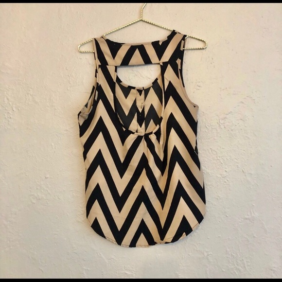Chevron High Low Top Charlotte Russe - Picture 2 of 2